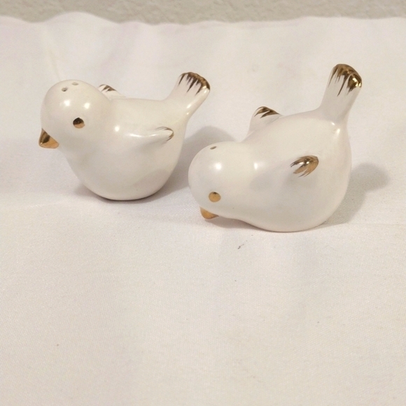 Other - White porcelain salt and pepper shaker birds with gold beak & wing tips set of 2